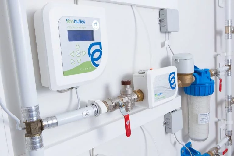 Adoucisseur d'eau ECOBULLES installé par Solutions Bâtiment
