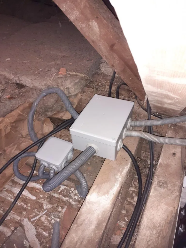 Boîtiers de dérivation électrique dans les combles